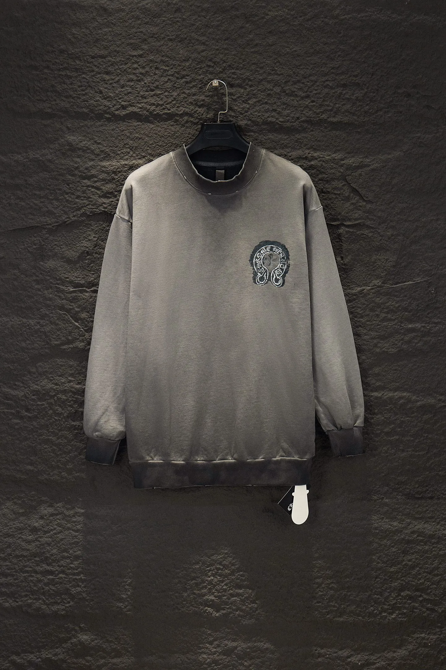P270 🆕Chromehearts distressed and fried hooded sweatshirt. The os version is really charming. Chromehearts is also really unique. Every new season has the best version. It is very practical and can be worn casually. Nice✔️ - ⚠️100% cotton. Made of custom-dyed terry cotton sweatshirt surface, 420g double-ply double yarn, comfortable to the touch. Made from imported knitting needle carded cotton, the thickness is moderate, drapey and contoured, making the upper body comfortable! ! It is very tolerant to fat body types and can instantly lose five pounds after wearing it!  The front cuffs and back chest are made of direct-injection printing environmentally friendly glue material, using a mechanized printing process. Mechanical printing has high precision, the positioning accuracy can reach ±0.02mm, and the quality is stable.  The body is treated with frayed elements, which greatly increases the interest of the clothing; it has a unique visual effect.  Pants hem Loose closing Double-layer fabric Good closing effect Exquisite hemming Color: washed black, fried gray Size: S-M-L-XL